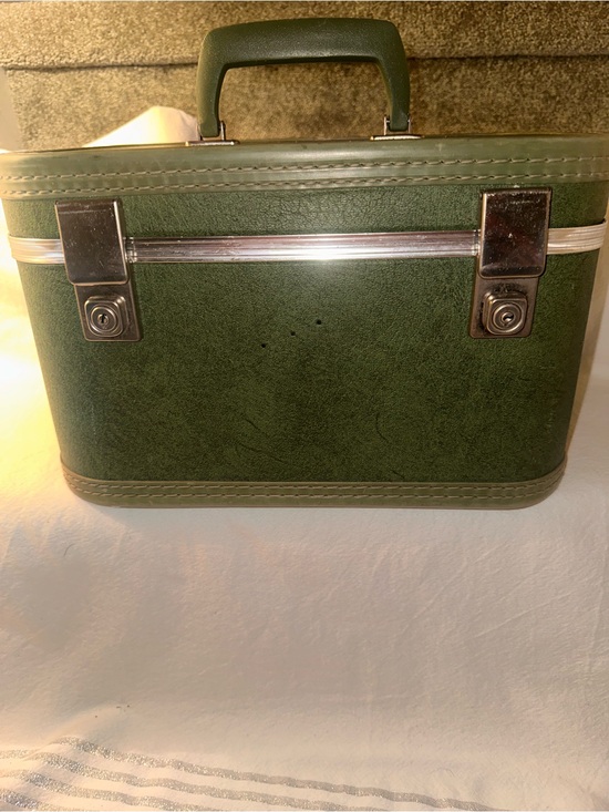 Vintage Handbags - Vintage Green Train Cosmetic Case GUC